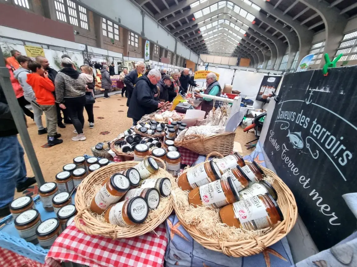 Des pots de soupe Perard sont présentés dans des paniers en osier, prêts à être dégustés lors d'une fête du terroir.