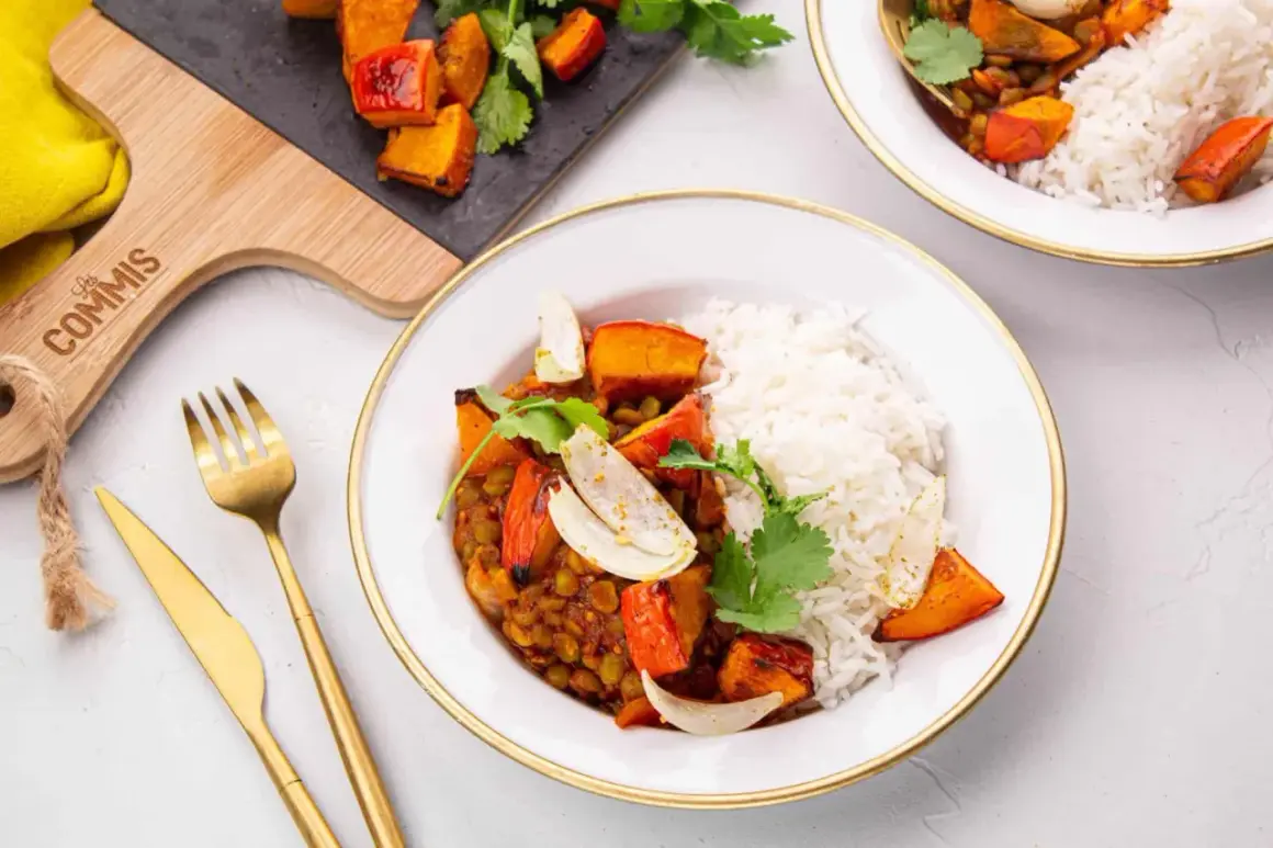 Un délicieux dahl de pois cassés à l'indienne, servi avec du riz blanc et des légumes rôtis.