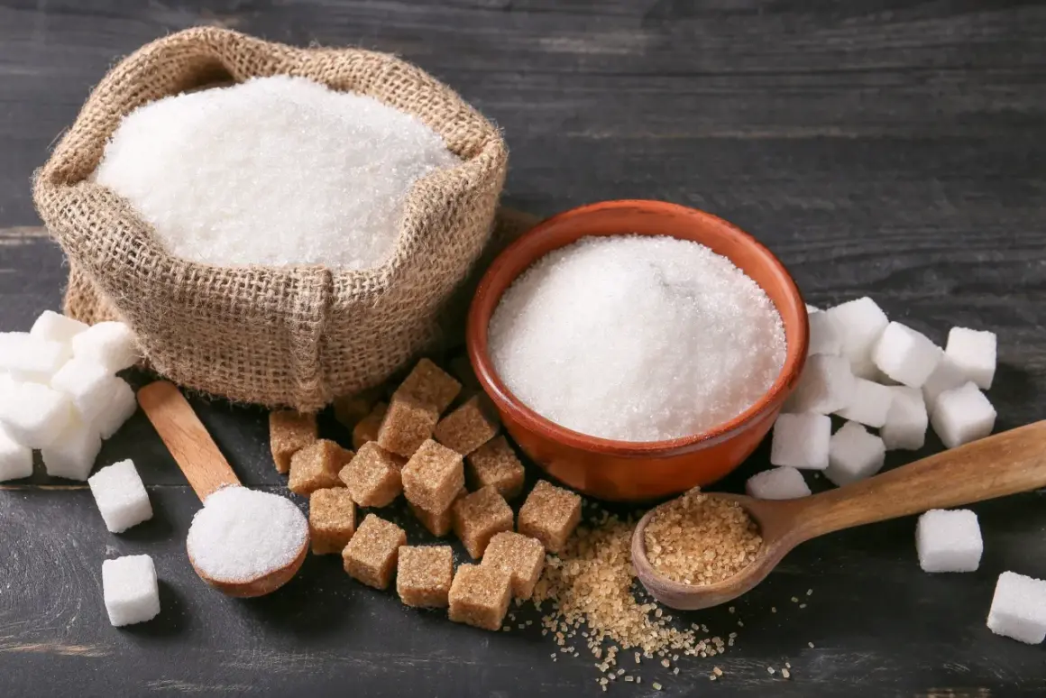 Sache de sucre blanc, bol, morceaux de sucre blanc et brun, cuillères. Le sucre raffiné, c'est quoi ? Une question de goût et de transformation.