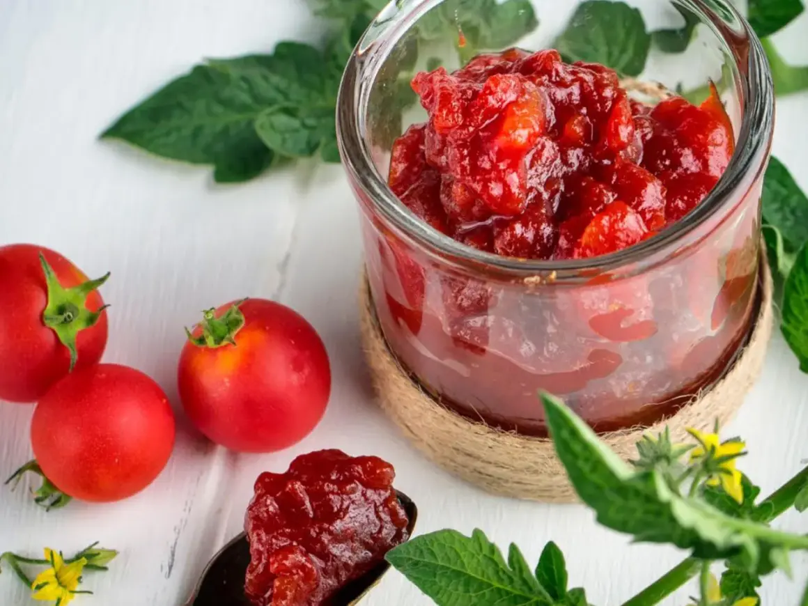 Confiture de tomates rouges maison, parfaite avec du pain grillé ou du fromage. Un délice à découvrir !