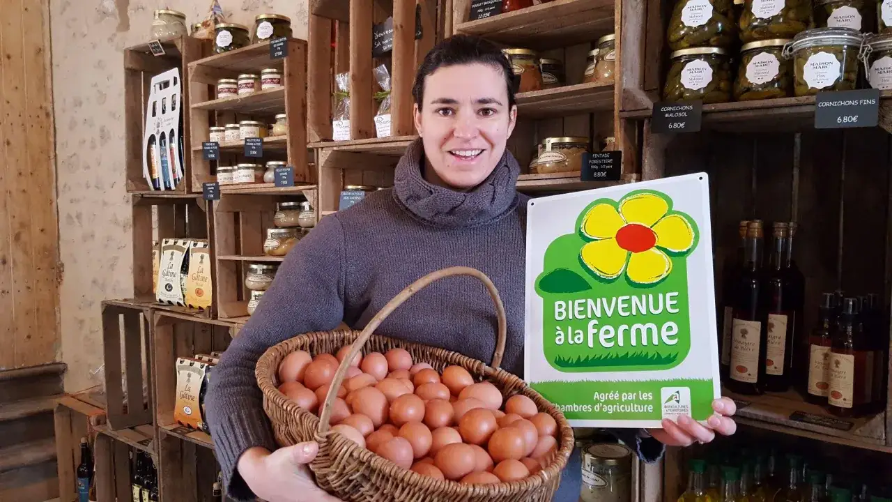Une fermi&egrave;re souriante tient un panier d'&oelig;ufs frais et un panneau 