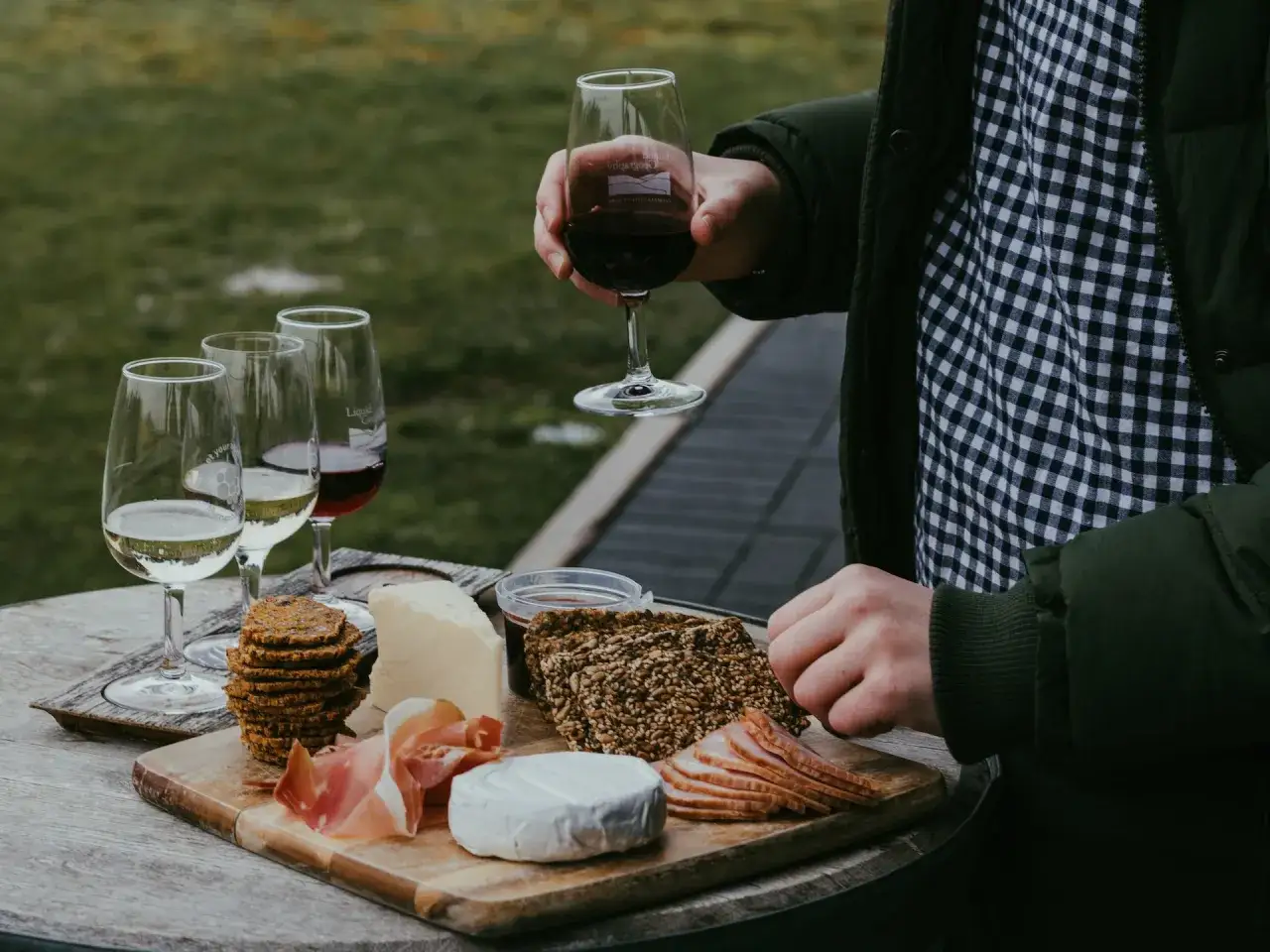 Plateau de fromages, charcuterie et crackers. Parfait pour accompagner un sauvignon blanc frais.