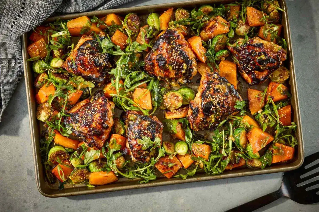 Poulet r&ocirc;ti sur une plaque avec des l&eacute;gumes, une id&eacute;e pour une recette miso poulet.