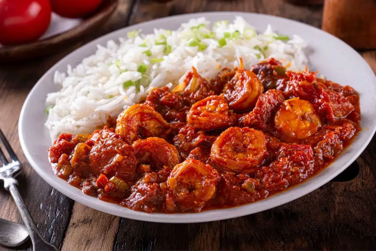 Crevettes en sauce tomate &eacute;pic&eacute;e, accompagn&eacute;es de riz blanc. Un plat qui rappelle le boudin rouge antillais par sa richesse.
