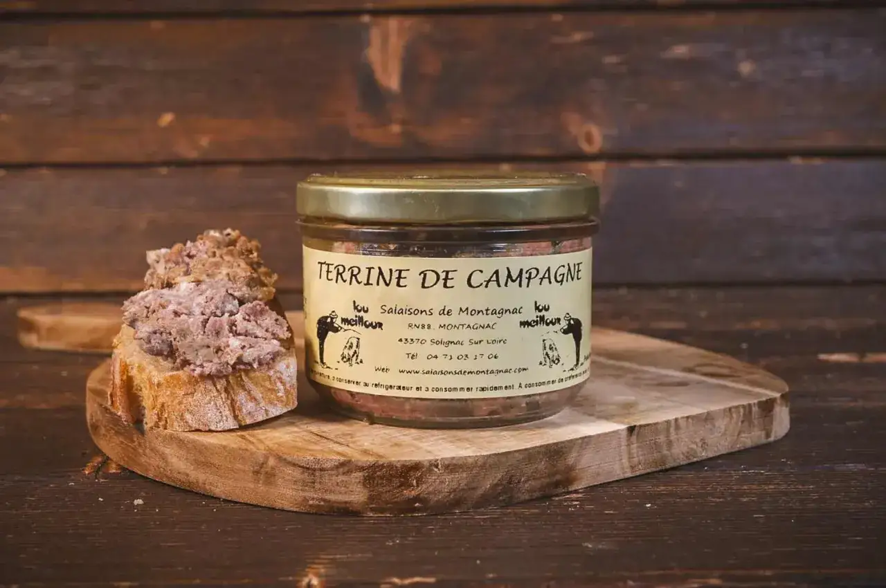 Une terrine de campagne en pot, avec des toasts tartin&eacute;s, illustre la diff&eacute;rence entre terrine et p&acirc;t&eacute;.