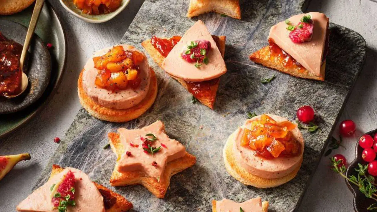 Délicieux toasts de foie gras, parfaits pour les fêtes. Le foie gras à partir de quel âge est une question que beaucoup se posent.