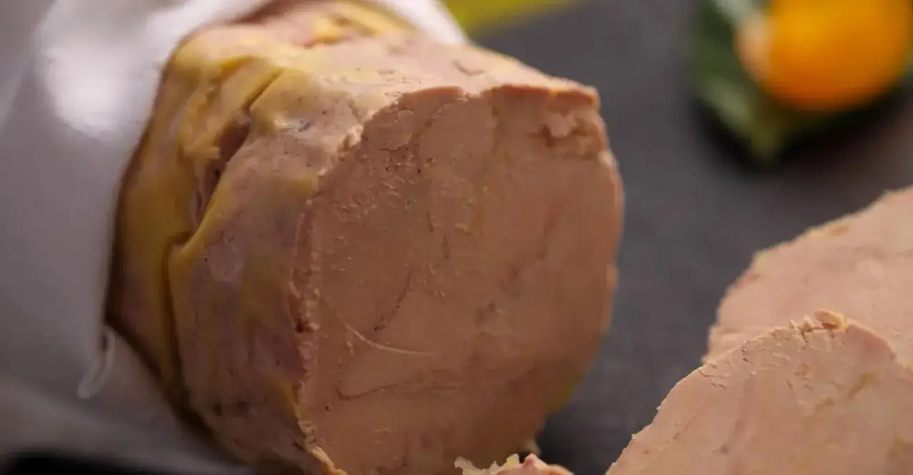 Un bloc de foie gras, prêt à être dégusté, promet le meilleur foie gras d'Alsace.