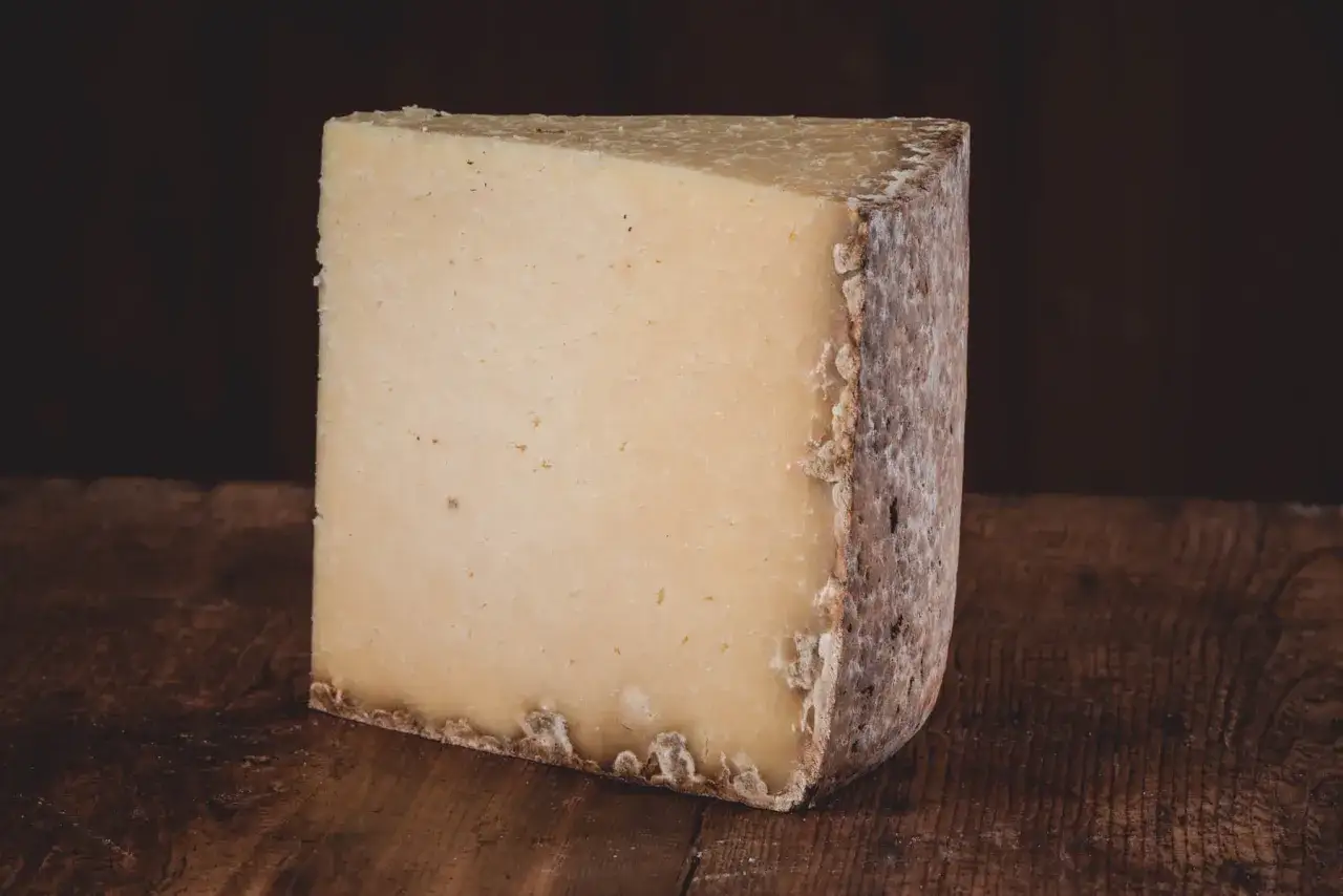 Un gros morceau de fromage &agrave; p&acirc;te dure, parfait pour la graisse de No&euml;l. Sa cro&ucirc;te rustique et sa texture invitent &agrave; la d&eacute;gustation.