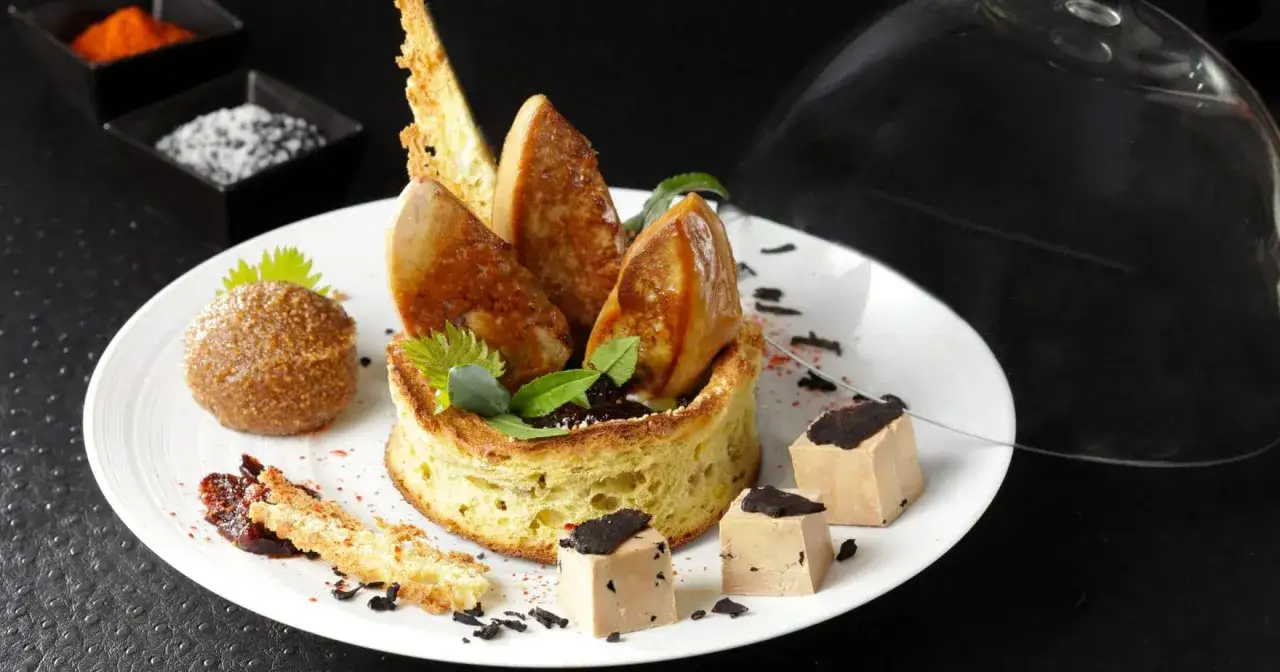 D&eacute;licieux foie gras po&ecirc;l&eacute; servi avec des toasts, une boule de pain et des d&eacute;s de foie gras. Une gourmandise &agrave; savourer sans compter les calories.