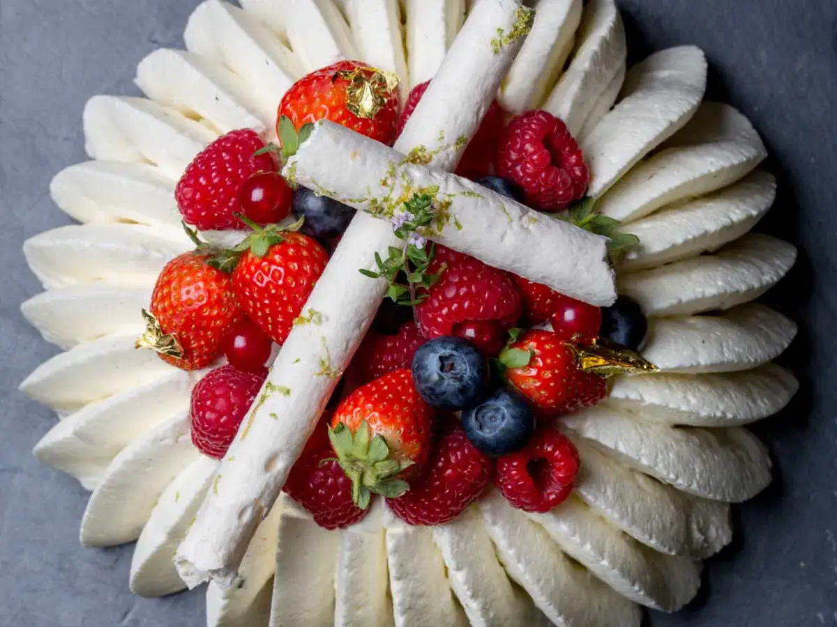 Pavlova aux fruits rouges, un dessert a&eacute;rien dont l'origine pays est disput&eacute;e entre l'Australie et la Nouvelle-Z&eacute;lande.