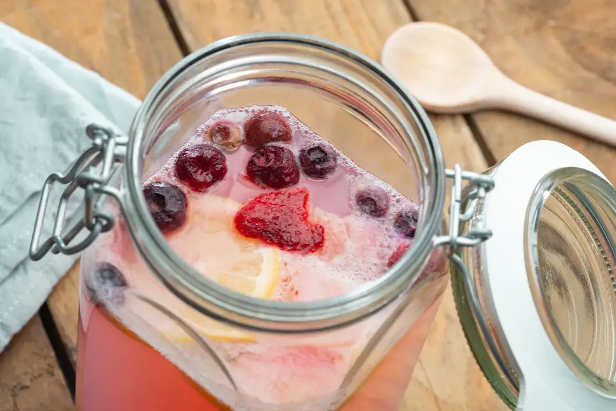 Bocal de k&eacute;fir aux fruits rouges et citron. Une boisson rafra&icirc;chissante, peut-on boire du k&eacute;fir tous les jours ?