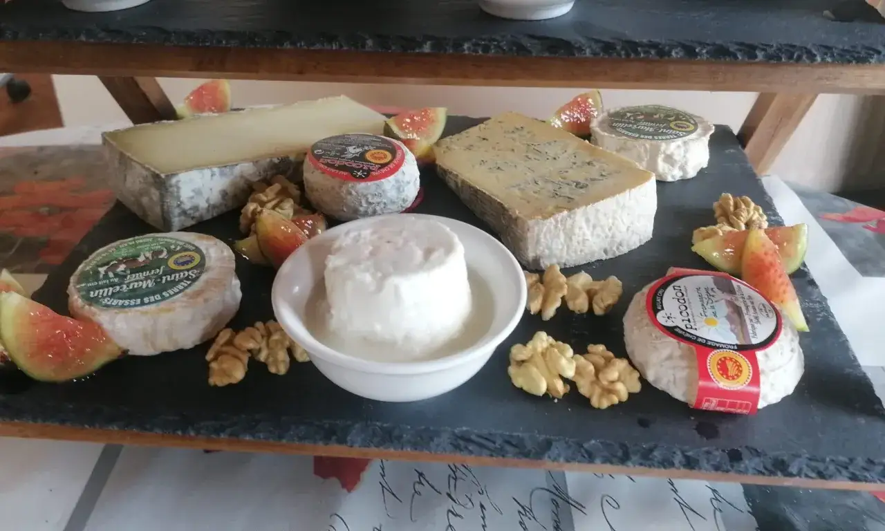 Plateau de fromages avec un Saint-Marcellin fermier, des noix et des figues. Un d&eacute;lice de fromage de ch&egrave;vre.