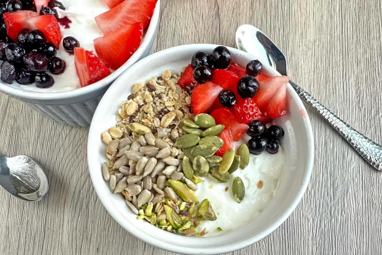 Un bol de yaourt avec fraises, myrtilles, granola, graines de tournesol, de courge et pistaches. Un d&eacute;lice pour un gouter sain.