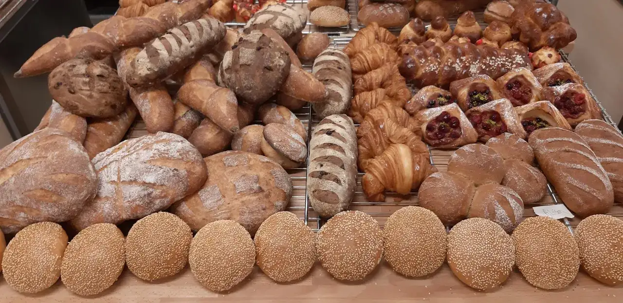 Vaste s&eacute;lection de pains et viennoiseries, dont des pains de campagne, des baguettes et des croissants. Un vrai r&eacute;gal de pain sans additif.