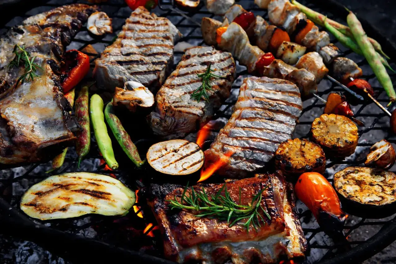 Un festin de grillades : c&ocirc;telettes, steaks, brochettes et l&eacute;gumes, un aper&ccedil;u des 10 meilleurs viandes du monde.