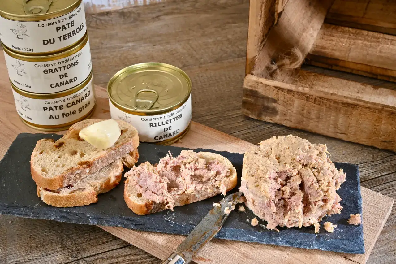 P&acirc;t&eacute; de canard, rillettes et grattons en conserve, servis sur du pain. Une d&eacute;gustation qui met en avant le foie gras vs p&acirc;t&eacute;.