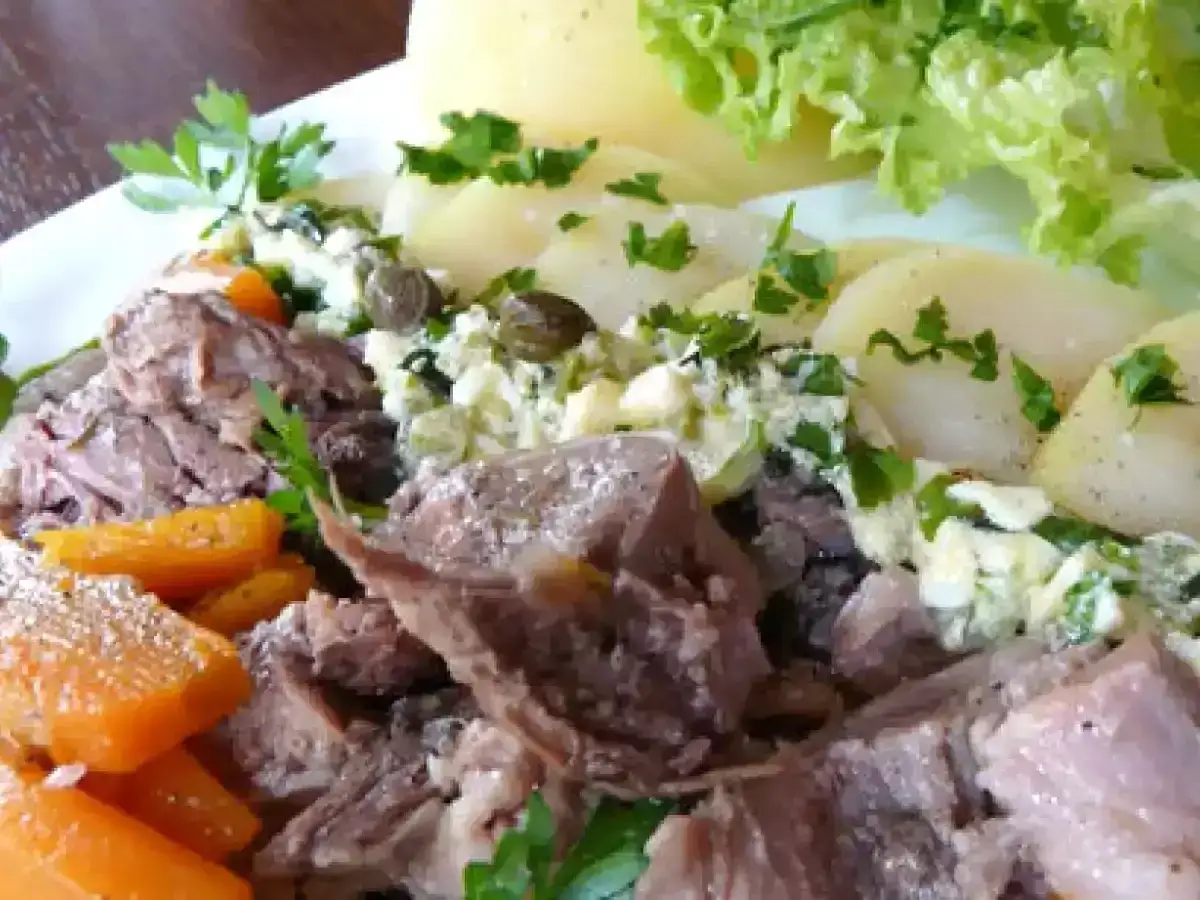 T&ecirc;te de veau tendre servie avec des pommes de terre, des carottes et une sauce cr&eacute;meuse aux c&acirc;pres. Un plat savoureux, parfait pour un repas r&eacute;confortant.