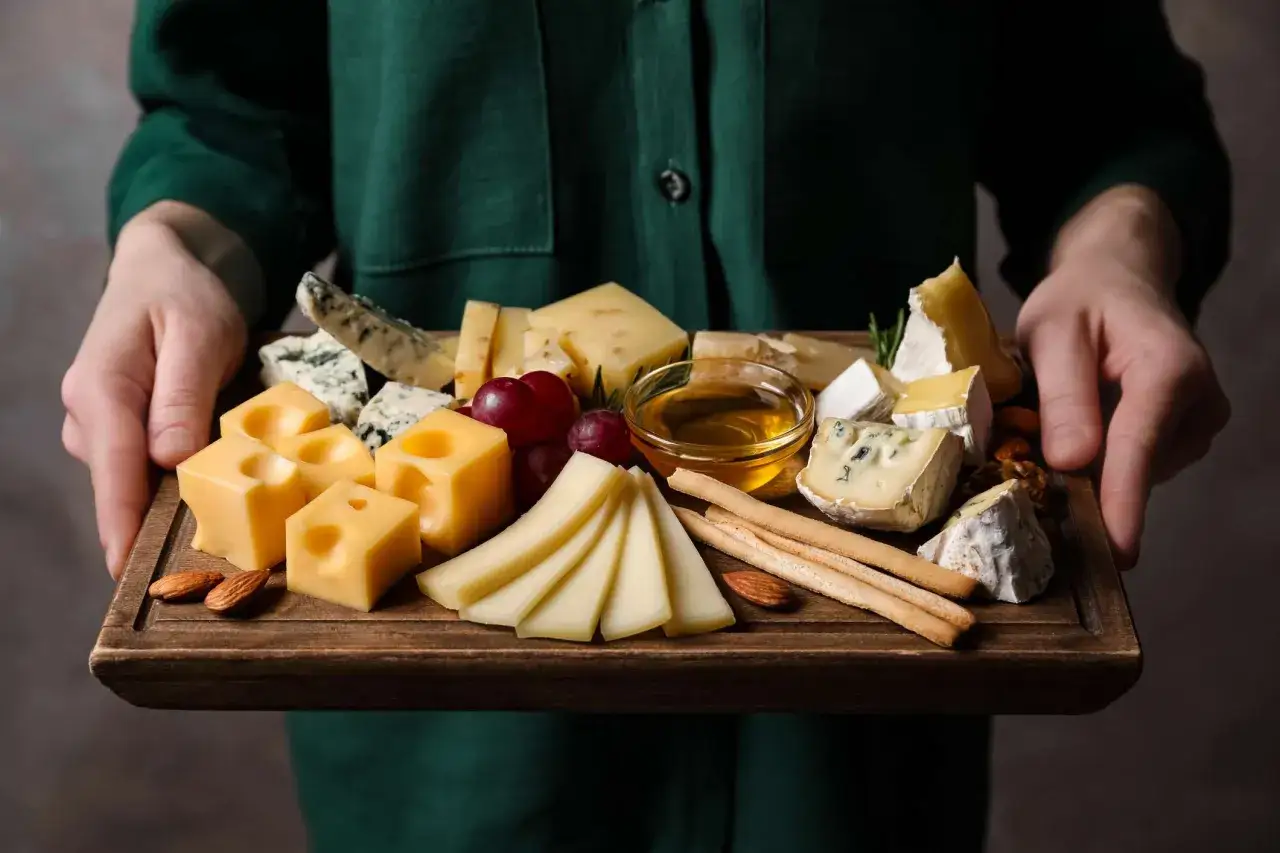 Plateau de fromages variés, dont du bleu et du brie, avec des raisins, des amandes et du miel. Un festin qui pourrait bien être le meilleur fromage pour la santé.