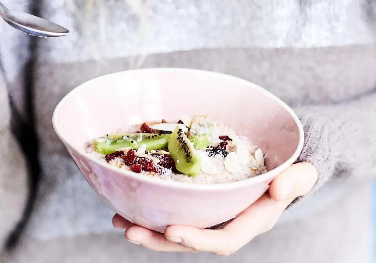 Bol de flocons d'avoine sans gluten avec kiwi, cranberries et amandes. Id&eacute;al pour savoir intol&eacute;rance gluten que manger.