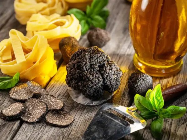 Pâtes fraîches, truffes noires et huile d'olive, un festin digne de la région du Périgord.