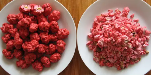 Deux assiettes de praline rose : une entière, l'autre concassée.