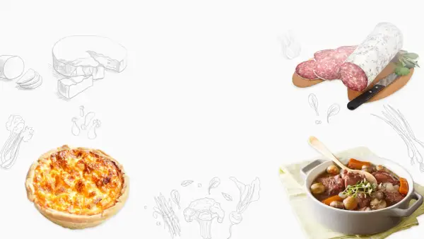 Un plat gastronomique français : un bœuf bourguignon mijoté, une quiche lorraine dorée, du saucisson et du brie.