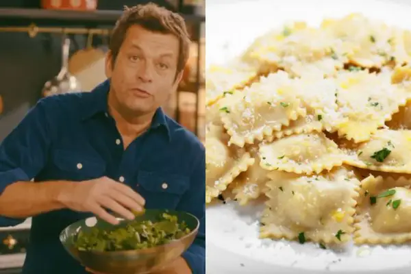 Un homme prépare des ravioles du Dauphiné, une assiette de ces pâtes garnies de parmesan et de persil est présentée.
