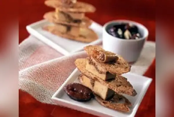 Figue au foie gras sur toasts croustillants, un délice qui se mange chaud ou froid.