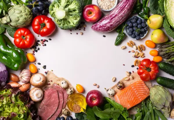 Un assortiment de fruits, légumes, poisson et viande, offrant des alternatives pour remplacer la viande dans une alimentation saine.