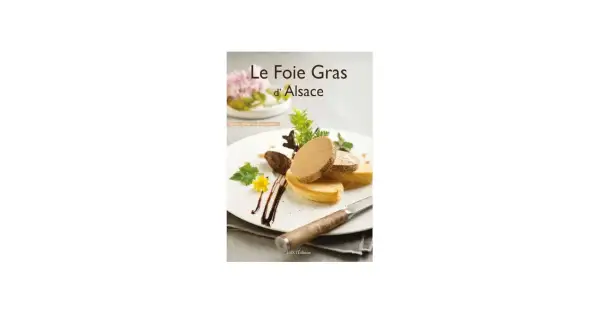 Tranches de foie gras sur toasts, garnies de verdure et d'une fleur jaune, sur une assiette blanche.
