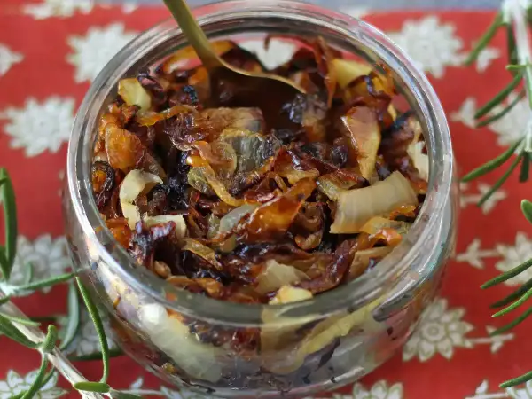 Un pot de confit d'oignons caramélisés, parfait pour accompagner vos plats. Voici comment faire un confit d'oignons maison.