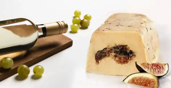 Bouteille de vin blanc et foie gras aux figues. Quel vin d'Alsace servir avec ce délice ?